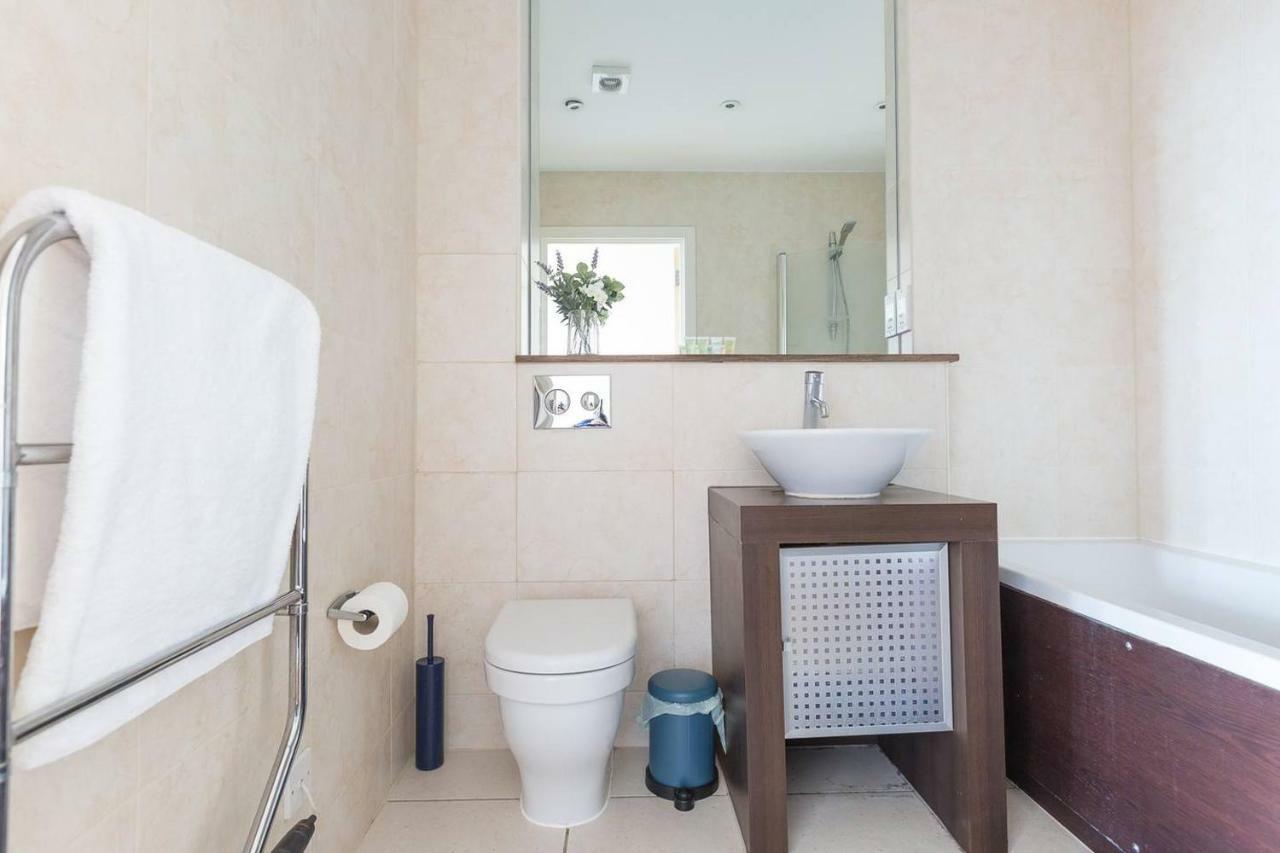 لندن Modern 1 Bedroom Apartment In E1 With Great Views المظهر الخارجي الصورة